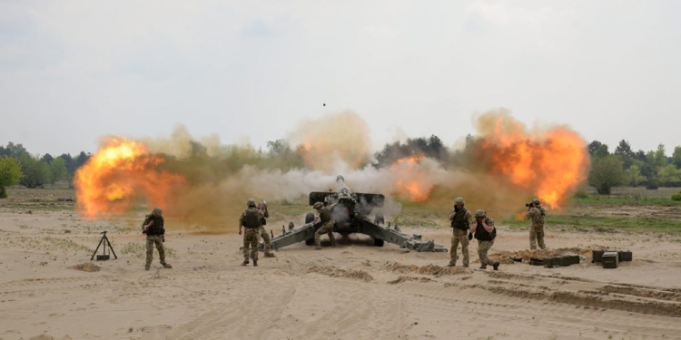 Американского сержанта посвятили в украинские артиллеристы (ФОТО)