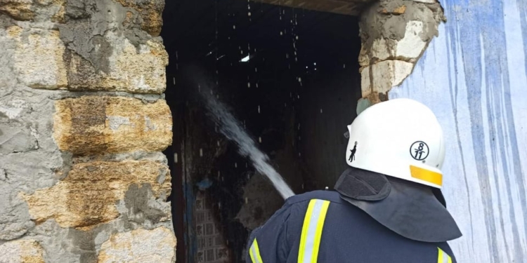 Крыша, хозпостройка и дом: какие пожары в жилье тушили спасатели Николаевщины за сутки (ФОТО)