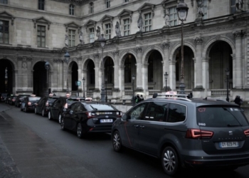 В Париже оштрафовали и лишили прав трех водителей – они брали с туристов слишком высокую плату за проезд из аэропорта в город