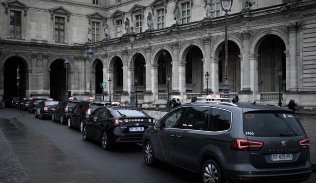 В Париже оштрафовали и лишили прав трех водителей – они брали с туристов слишком высокую плату за проезд из аэропорта в город