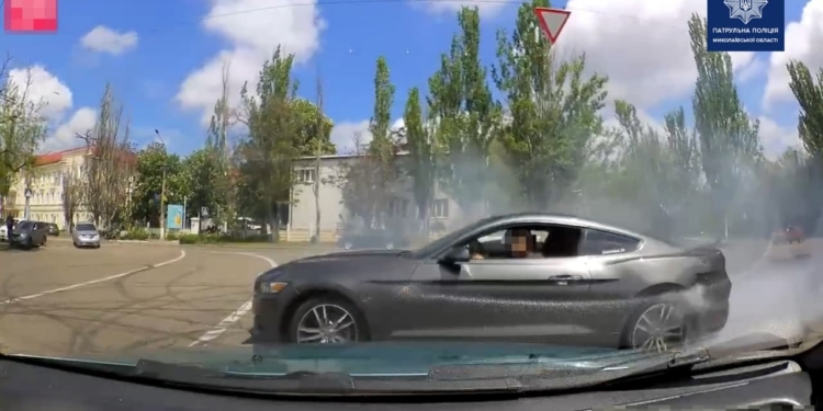 В Николаеве патрульные оштрафовали и отобрали права у дрифтовавшего на «Мустанге» водителя (ФОТО)