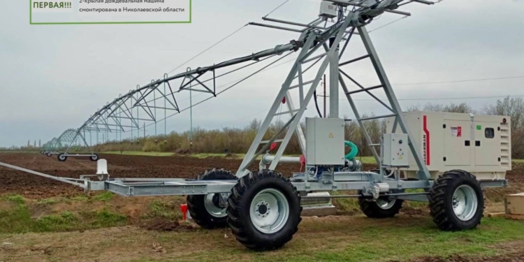 В Николаевской области смонтировали первую двукрылую дождевальную машину (ФОТО)