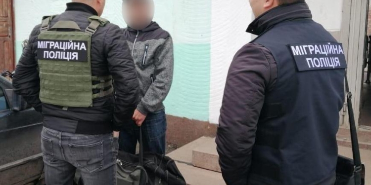 Николаевские полицейские задержали отсидевшего за кражи россиянина и намерены выдворить его из страны (ФОТО)