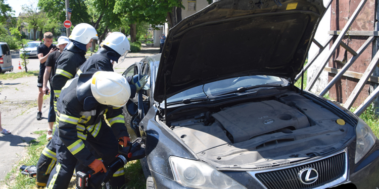 ДТП в центре Николаева: спасатели доставали женщину-водителя из покореженного авто (ФОТО, ВИДЕО)