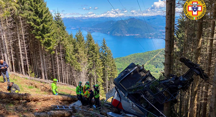 13 человек погибли при крушении кабины фуникулера на севере Италии