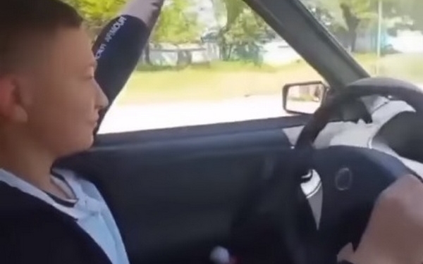 На Николаевщине подросток без спроса взял папину машину и поехал на ней по улицам, стреляя из стартового пистолета (ВИДЕО)