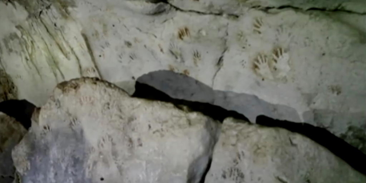 В Мексике нашли пещеру с 1200-летними отпечатками детских ладошек (ВИДЕО)