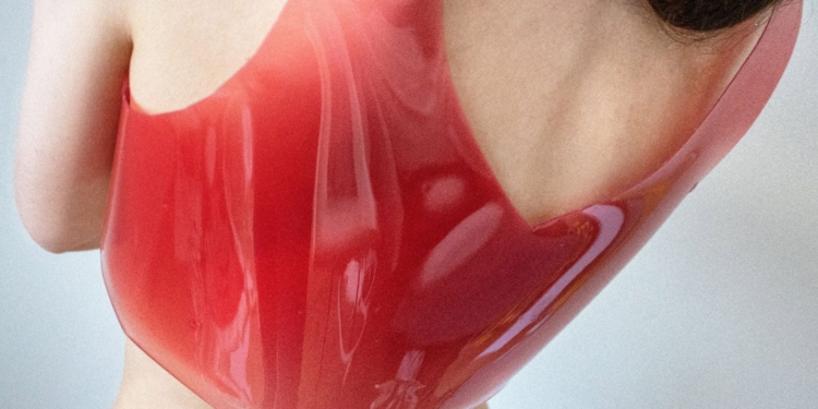 Исландский дизайнер делает одежду из желе (ФОТО)