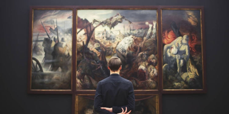 300 евро на культурную жизнь – именно столько получат 18-летние французы