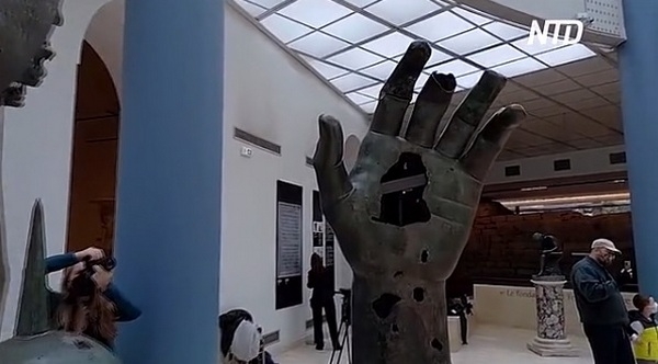 Кисть статуи римского императора потеряла указательный палец 550 лет назад. Теперь ей его вернули – на 5 лет (ВИДЕО)