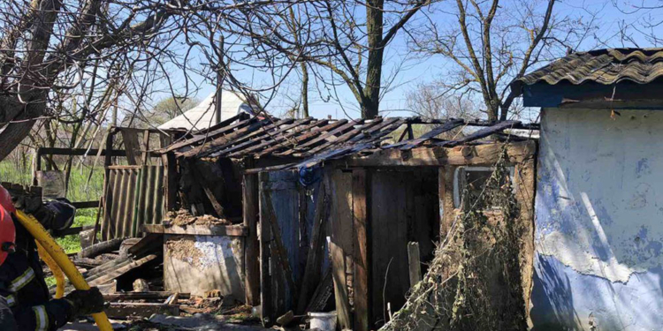 1 мая спасатели Николаевщины тушили сарай и вытаскивали внедорожник из песка