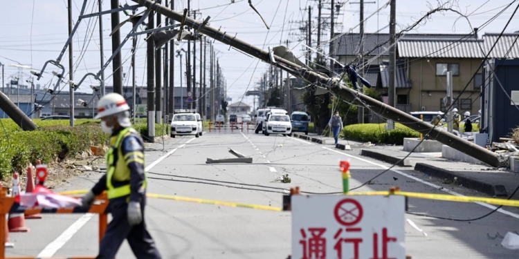 По Японии пронесся сильный торнадо, который переворачивал автомобили и сносил крыши домов (ФОТО)