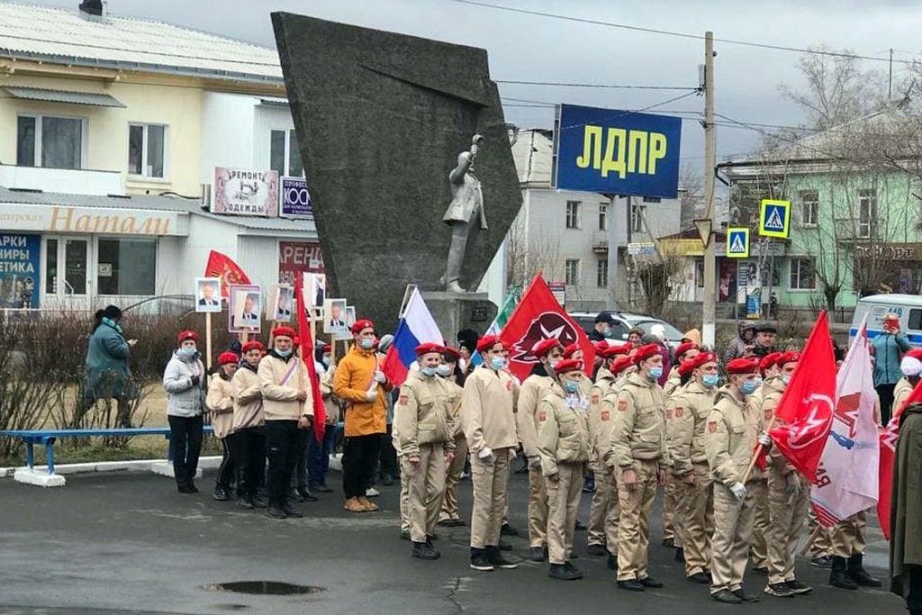 В Сибири детей вывели на шествие, посвященное "эпохе Путина" - с его портретами и цитатами (ФОТО) 1