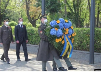 В Праге торжественно почтили память украинцев, погибших во время освобождения от нацистов Чехословакии в конце Второй мировой войны (ФОТО)