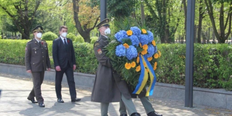 В Праге торжественно почтили память украинцев, погибших во время освобождения от нацистов Чехословакии в конце Второй мировой войны (ФОТО)