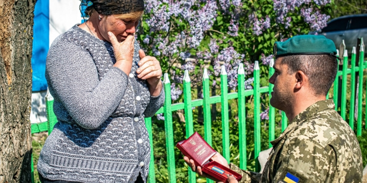 Преклонив колени: на Николаевщине маме погибшего морпеха вручили орден «За мужество» III степени (ФОТО)