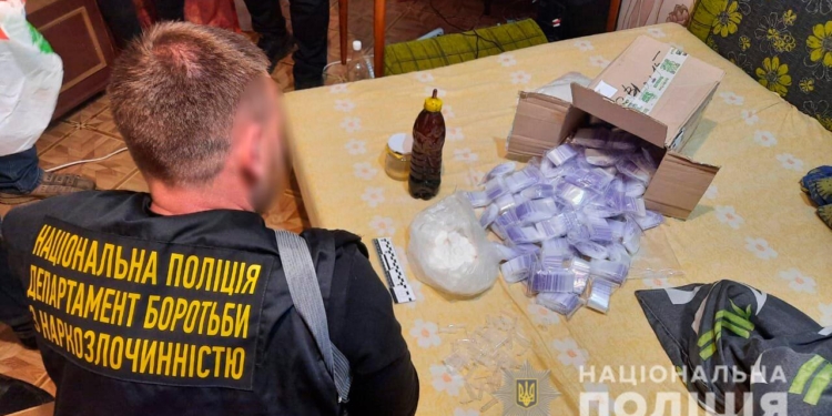 Метадон и опий на 3,5 млн.грн.: николаевские правоохранители задержали группировку наркодилеров (ФОТО, ВИДЕО)