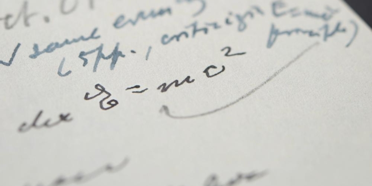 О массе и энергии. Письмо Энштейна с формулой продали за $1,2 млн. (ВИДЕО)