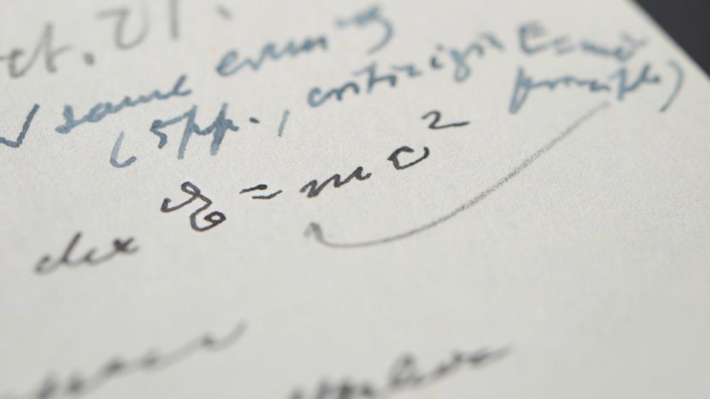 О массе и энергии. Письмо Энштейна с формулой продали за $1,2 млн. (ВИДЕО) 1