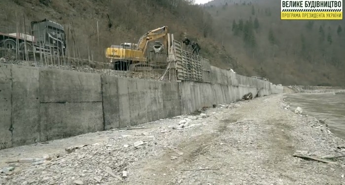 Самую высокую подпорную стенку в 6 м возвели дорожники в Карпатах (ФОТО, ВИДЕО)