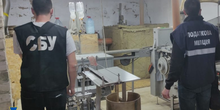 В Николаеве СБУ предупредила продажу поддельных сигарет. Оборудование изъято (ФОТО, ВИДЕО)