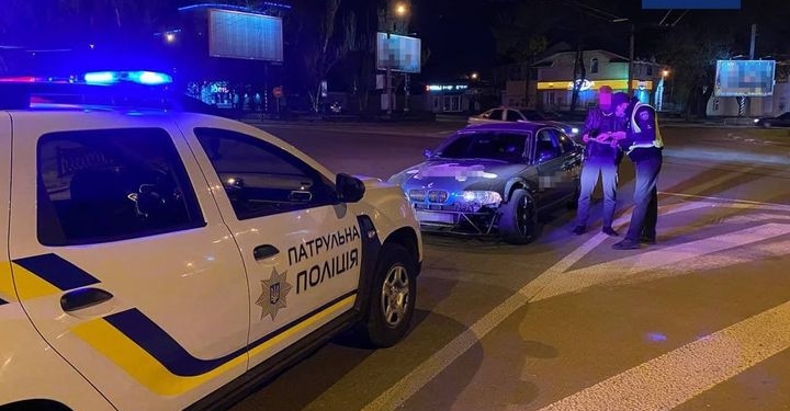 В Николаеве патрульные оштрафовали водителя, устроившего ночной дрифт на Пушкинском кольце