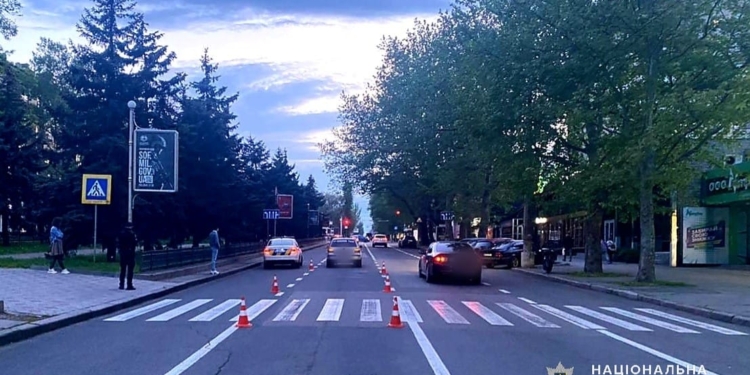 В Николаеве VOLKSWAGEN сбил ребенка на самокате на пешеходном переходе