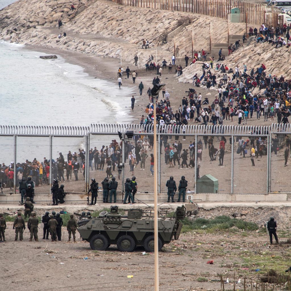 Испания мобилизовала армию: тысячи нелегальных мигрантов штурмуют африканские анклавы страны 1