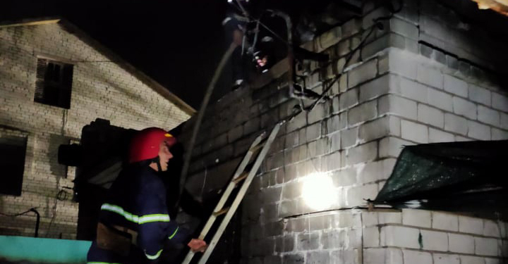 Ночью в Баштанке на рынке загорелся киоск (ФОТО)