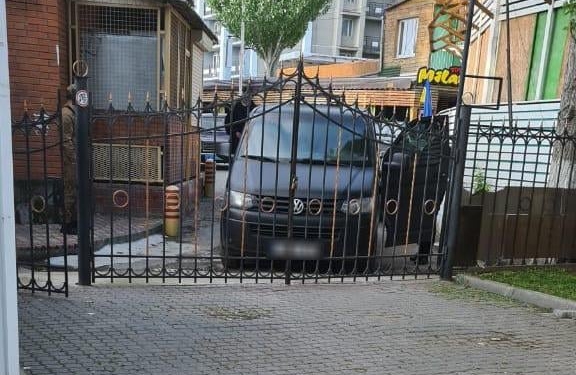 Очередной конфликт между собственниками на Николаевщине: неизвестные люди захватили базу отдыха в Коблево (ФОТО)