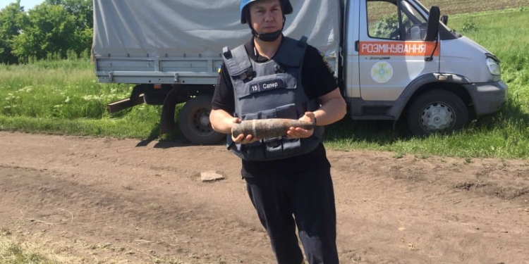 Пиротехники Николаевщины обезвредили артснаряд, найденный в поле (ФОТО)