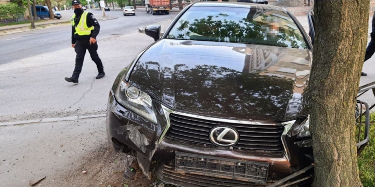 В Николаеве патрульные задержали пьяного водителя на «Лексусе» – ехал против движения и совершил ДТП (ФОТО)