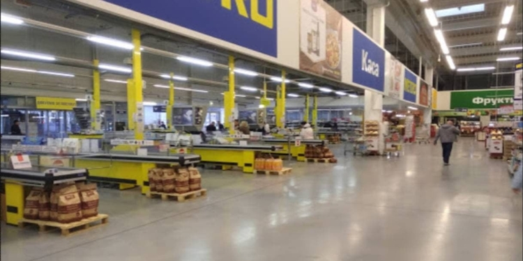 «Спалился на сигаретах». В Николаеве наряд реагирования задержал в «Метро» вора табачных изделий (ФОТО)