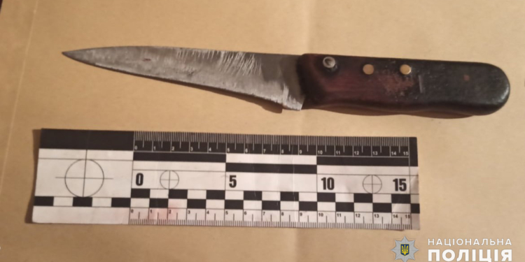 В Арбузинке женщина пырнула ножом своего собутыльника. А потом вызвала ему «скорую» (ФОТО)