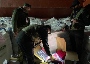 В Николаеве на иностранном судне пограничники обнаружили рекордную для региона партию контрабандных товаров (ФОТО, ВИДЕО)