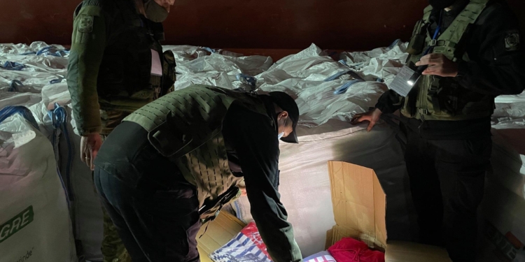 В Николаеве на иностранном судне пограничники обнаружили рекордную для региона партию контрабандных товаров (ФОТО, ВИДЕО)