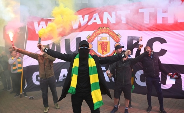 Фанаты “Манчестер Юнайтед” сорвали матч с Ливерпулем, протестуя против владельца клуба (ФОТО, ВИДЕО)