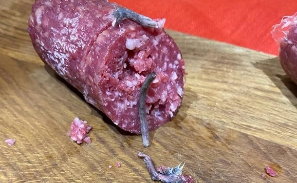 Колбасу с крысиными лапками продавали в Житомире (ФОТО, ВИДЕО)