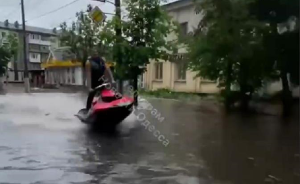Житомир затопило после ливня: люди ездят на гидроциклах и плавают на матрасах (ВИДЕО)