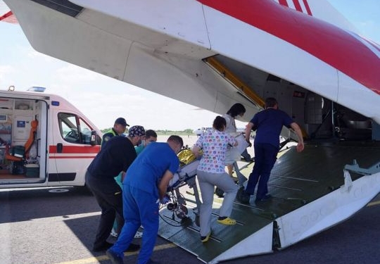 Из Запорожья в Киев самолетом ГСЧС транспортировали 3-летнего ребенка, у которого отказали легкие