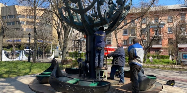 Отремонтировать карусель «Лукоморье» в николаевском детском городке «Сказка» смогли только специалисты «Зори»-«Машпроекта» (ФОТО, ВИДЕО)