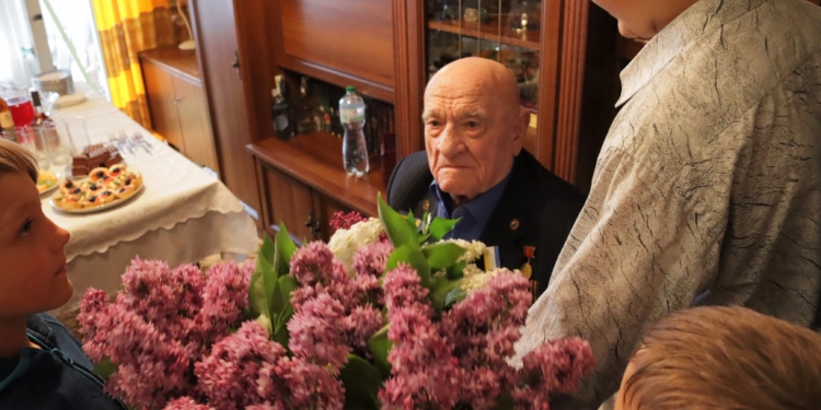 Военный оркестр для ветерана: в Николаеве поздравили с Днем победы освободителя города Дмитрия Иванца (ФОТО)