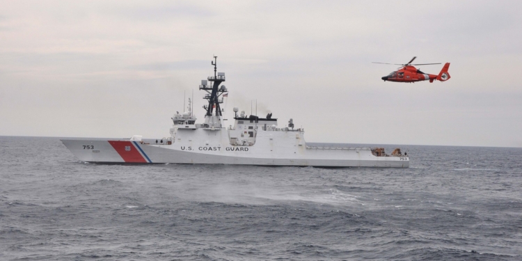 Российские корабли пытались помешать совместным учениям кораблей Госпогранслужбы и Береговой охраны США (ФОТО)