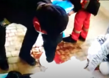 Киевлянка родила посреди перехода в метро (ВИДЕО)