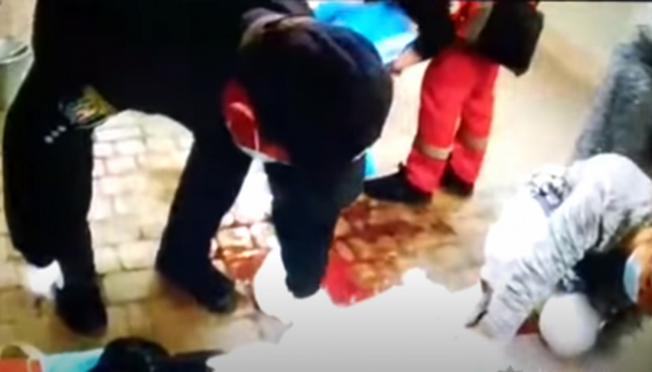 Киевлянка родила посреди перехода в метро (ВИДЕО)