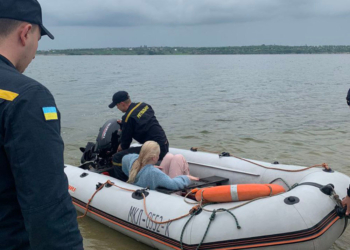 В Николаеве спасли 19-летнюю девушку, оказавшуюся в реке в 80 метрах от берега (ФОТО)