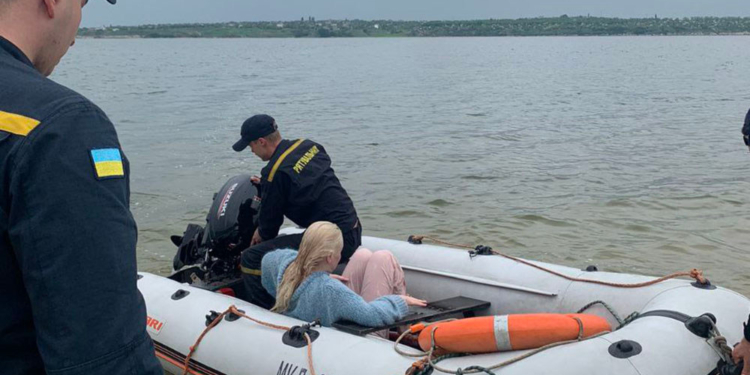 В Николаеве спасли 19-летнюю девушку, оказавшуюся в реке в 80 метрах от берега (ФОТО)