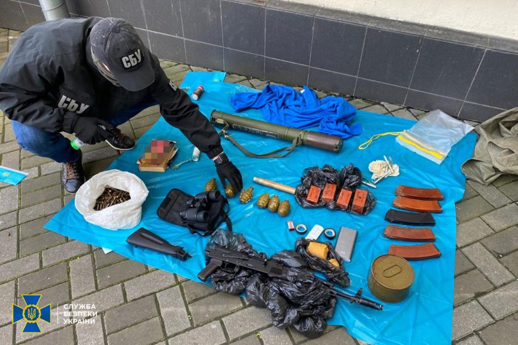 Только пластида почти 1 кг. В центре Киева СБУ обнаружила тайник с оружием и боеприпасами (ФОТО) 1