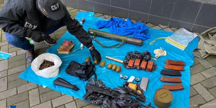 Только пластида почти 1 кг. В центре Киева СБУ обнаружила тайник с оружием и боеприпасами (ФОТО)