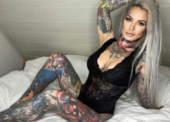 Женщина покрыла тело татуировками любимых героев комиксов своего сына